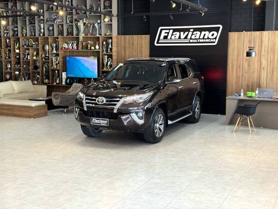 TOYOTA HILUX SW4 2.8 SRX 4X4 7 LUGARES 16V TURBO INTERCOOLER DIESEL 4P AUTOMÁTICO TOYOTA HILUX SW4 2.8 SRX 4X4 7 LUGARES 16V TURBO INTERCOOLER DIESEL 4P AUTOMÁTICO